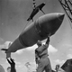 Dos técnicos de la RAF cargan una Tall Boy para el escuadrón 617.